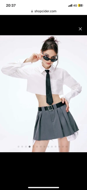 Kjol från cider - Säljer denna kjolen då den var lite för stor på mig💓 Men midjan går att reglera lite då det finns ett bälte som man även kan ta av.  Original pris : 272