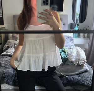 Super söt sommartopp - Sommartopp i vit köpt på hm. Använd 1 gång 