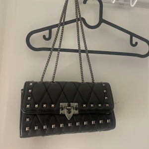 Väska  - Väska med nitar som ej kommer till användning💖