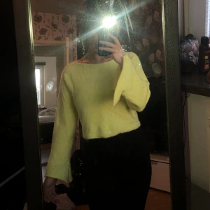 Gul zara tröja - Gullig tröja köpt från zara superfin med svarta byxor. Det är storlek M men passar till xs/s