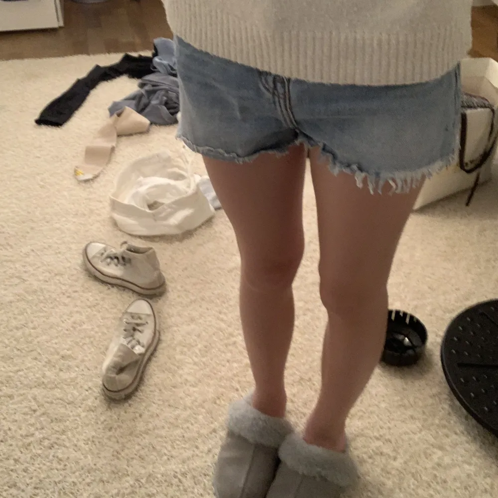 Säljer blå jeansshorts då de ej kommer till användning. Jätte fint skick👌🏽. Shorts.