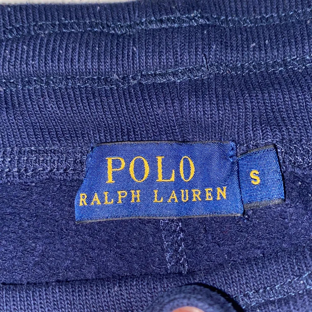 Säljer dessa fina mjukis byxor ifrån polo ralph lauren. Dem är i andvänt skick(de är lite noppriga,men det går nog att fixa)ny pris 699kr🥰😁❤️köparen står för frakt . Jeans & Byxor.