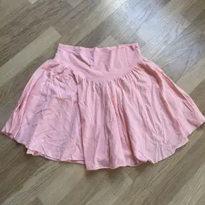 En rosa kjol från bikbok i storlek xs