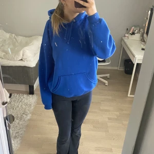 Hoodie - Superfin blå Hoodie ifrån bikbok i storlek M, inga defekter, köpt för ett tag sen, säljer då den kommer ej till användning❤️