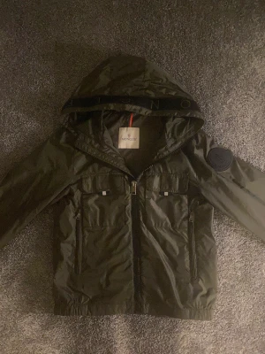 Moncler windbreaker  - Tjena säljer nu denna moncler windbreaker då den börjar bli liten! Mycket fint skick junior SIZE men sitter absolut mist som xs passar uppåt 175