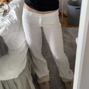 linnebyxor - så snygga linnebyxor från gina tricot som jag köpte här på plick men de passade tyvärr inte mig som jag ville så därför säljer jag de. storlek 164, jag brukar ha 36 som referens❣️om fler är intresserade startar jag budgivning