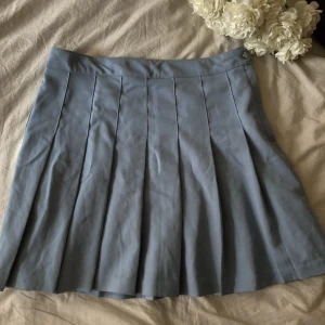 Kjol skaterskirt - Superfin ljusblå kjol med dragkedja och knapp.  Storlek 42