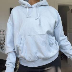 Ljusblå weekday hoodie i super fint skick. Oversize så lång i modellen och lång i ärmarna.  Strl: M