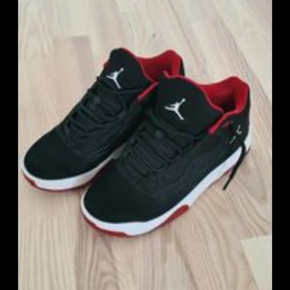 Nike Jordan Max Aura 2, stl 38, röda/vita, i super fint skick. . Skor.