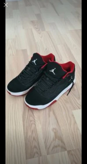 Nike Jordan Max Aura 2.  - Nike Jordan Max Aura 2, stl 38, röda/vita, i super fint skick. 