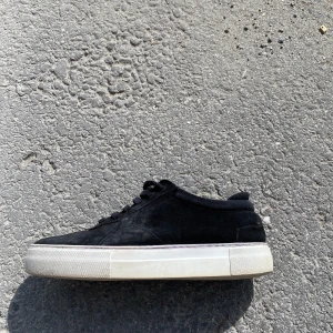 Axel arigato skor  - Skorna är i rätt så bra skick och är storlek 42