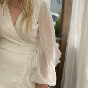 Studentklänning  - Wrap klänning från bubbleroom med mesh ärmar! Använd en gång! 