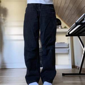 Ett par super snygga svarta baggy highwaisted jeans från weekday💗 Har inga hål eller fläckar! Midjemått: 75cm  Längd: 99cm