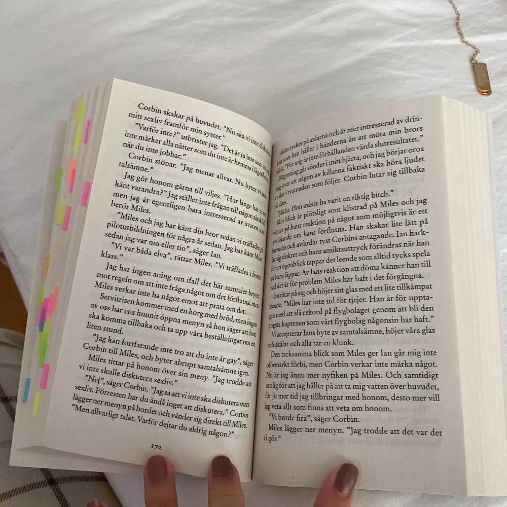Svenska översättningen av Ugly Love - Colleen Hoover, är annoterad som syns i bilden men klistermärkena går att ta av utan att de skadar boken. Boken ser ut som sprillans ny, inga veck, hundöron osv🩷🩷🩷. Övrigt.