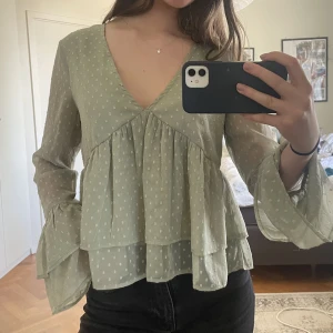 Blus - Säljer nu en helt fantastisk blus som både är flowig och även passar alla olika typer av kroppsformer💗 Måtten är: Hals och ner - 33 cm Nacke och ner - 55 cm Bredd - 49 Armlängd - 65