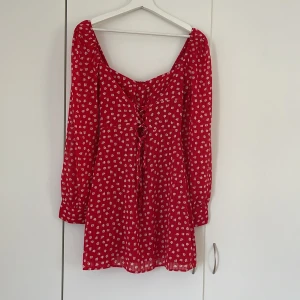 Adoore klänning  - En oanvänd adoore klänning, röd med vita blommor. Storlek 36. Nypris 1 295.