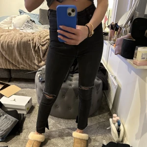 crocker jeans - Säljer ett par crocker jeans style-sharp cut, fit-skinny, W28 L32 då dem är för stora i midjan✨Hål i knäna och slits, 100kr + frakt