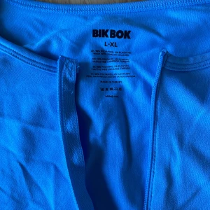 Topp från bikbok  - Använd 3 gånger ungefär jätte fin och somrig färg