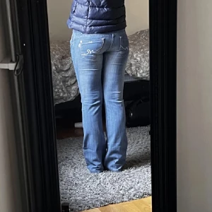 Lågmidjade jeans - Tvingas nu att sälja mina tvär snygga lågmidjade jeans pga dom är för små för mig😥köpte här på plick för inte alls länge sedan. Jag brukar ha storlek 36 och jag skulle säga att dessa motsvarar storlek 34.  Säljer även fler kläder på min profil