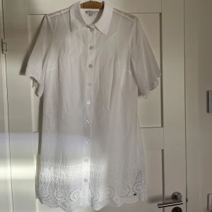 Studentklänning  - Jättefin skjortklänning från Tommy Hilfiger. Perfekt till studenten om man inte vill ha så ”prinsessig” klänning! Tyvärr var den lite för liten på mig. Passar 38, men också 36💕 Skriv för fler bilder eller vid frågor!⭐️