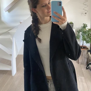 Vårkappa - Säljer nu denna fina svarta kappa perfekt till våren och hösten pga att den inte kommer till användning. Sparsamt använd. Hör gärna av dig med frågor!💞