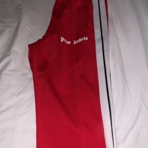 Byxor Palm Angels - Sparsamt använda byxor från Palm Angels i strl M