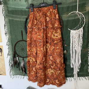 Kjol - Orange midi/maxi-kjol i strl S och topp skick! Finns även en liknande kjol fast i rosa på min sida! Priset går att diskutera men köparen står för frakt :) 