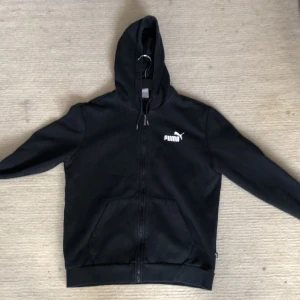 Puma huvtröja - Tröjan är i bra skick men syns att den har varit använd. Ny pris 600kr.