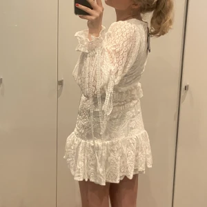 Studentklänning - säljer denna skitsnygga klänningen som är perfekt inför studenten eller sommaren!! Älskar men tyvärr är den lite liten⭐️ stl 38 men skulle säga att den sitter mer som 36! Ej använd därav nyskick!!