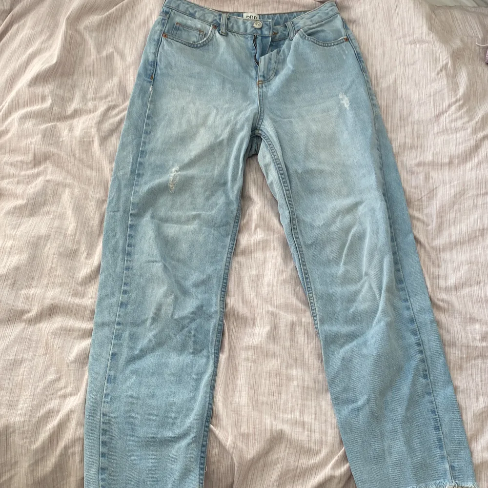 Ljusblå jeans från Urban Outfitters, säljer pga ingen användning, perfekt skick. Skriv privat för frågor eller bilder 💕 Diskuterar inte pris.. Jeans & Byxor.