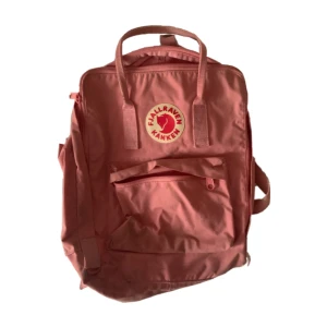 rosa fjällräven ryggsäck  - säljer min rosa fjällräven, på bilden är den lite smutsig men jag tror att det mesta går att tvätta bort💗