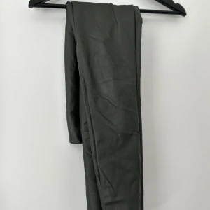 Mörkgröna skinnbyxor - Mörkgröna skinnbyxor