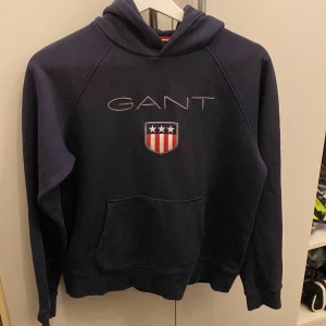 hoodie - säljer gant hoodie då den inte används. storleken är 158/164 men passar även en xs. den är använd ett fåtal gånger. köparen står för frakten💗