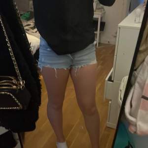 Säljer min fina shorts från Zara perfekt nu till sommaren🌸 Storlek 36 men jag skulle säga 34☺️ säljer även fler grejer på min profil ❤️