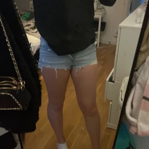 Zara shorts  - Säljer min fina shorts från Zara perfekt nu till sommaren🌸 Storlek 36 men jag skulle säga 34☺️ säljer även fler grejer på min profil ❤️