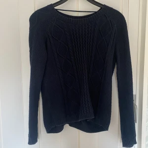Blå stickad tröja  - Blå stickad tröja med lite mönster, säljs då den inte kommer till användning. Hör av er vid frågor🥰