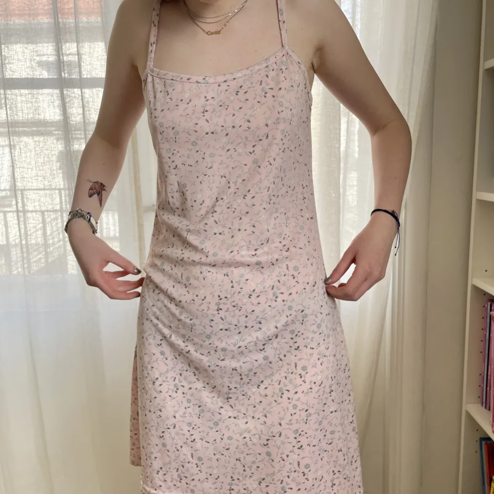 Köpt på marknad i Italien. Så söt klänning med blommor på.Passar xs men också s.Fint skick 💗🌸🫧. Klänningar.