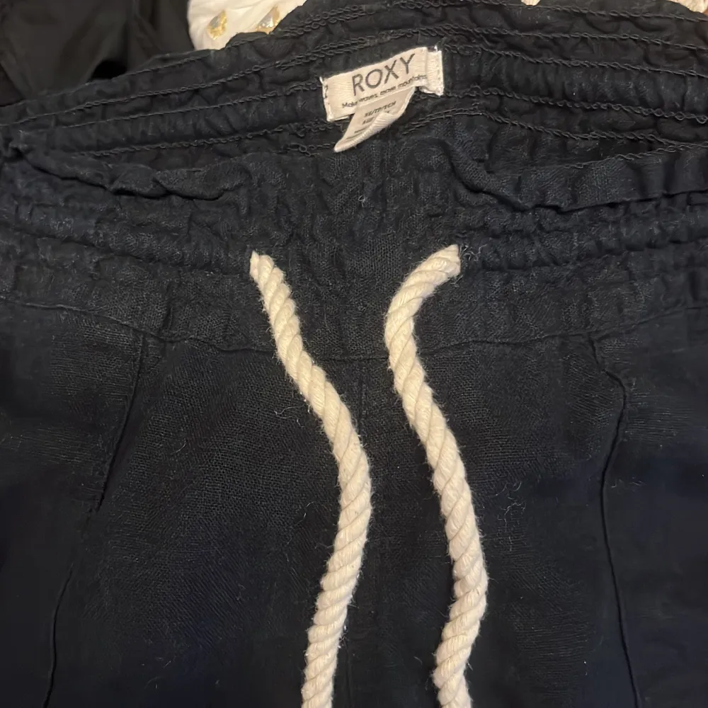 Säljer mina fina Roxy linnebyxor i storlek xs! Super snygga på sommaren. Jeans & Byxor.