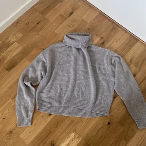 Stickad tröja - Grå stickad polo, inga skador på plagget alls, säljer pga för liten
