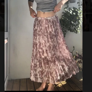 Långkjol - Otroligt vacker low waist långkjol i somrigt mönster🌸Det finns en mjuk & len innerkjol (se bilde tre). Midjemått är ungefär 70 cm men resår, så den passar större storlekar🥰 Längden på kjolen är 85. 
