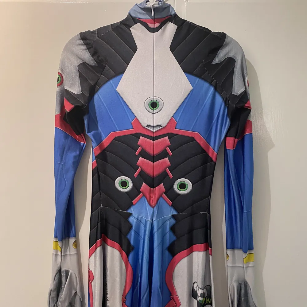 D.va cosplay i gott skick. Dräkten är väldigt stretchig så kan passa eventuellt större än Asian XL. Köparen står för frakten. Köp via dm. Övrigt.