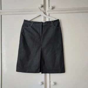 Jeans kjol - svart jeansskjol med snygga vita detaljer från lindexd. St 42.