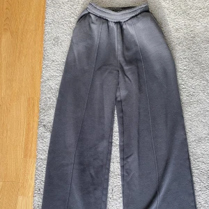 Mjukisbyxor - Mjukisbyxor med en söm på framsidan från BikBok, säljer pga för liten. Använd några gånger men i fint skick.