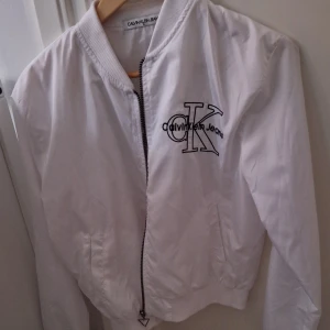 Calvin klein jacka - Tunn calvin klein jacka helt oanvänd med lapp kvar