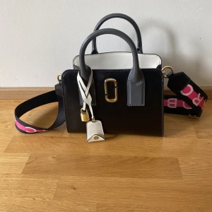 Marc Jacobs väska - Sparsamt använd så i mycket fint skick. 