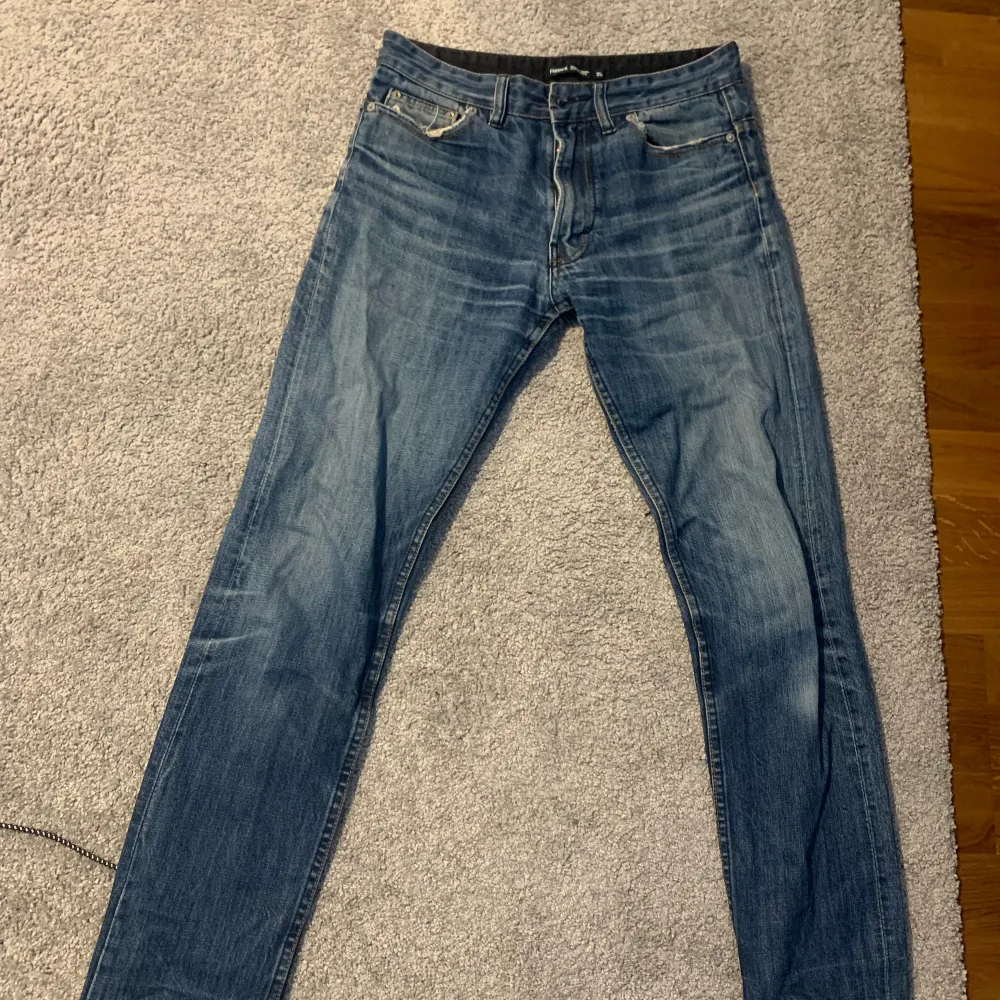 Low waist jeans som är assnygga 😍rekomdnerar för någon som bär storlek Xs ❤️. Jeans & Byxor.