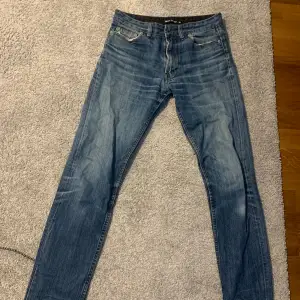 Low waist jeans som är assnygga 😍rekomdnerar för någon som bär storlek Xs ❤️