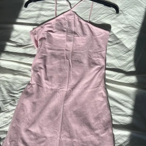 Rosa klänning - Super fin rosa sommarklänning från HM💓Aldrig andvänd säljer pga storleken. Köpt för 300 pris kan diskuteras💜💜storlek men skulle passa s-m ungefär