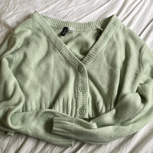 Kofta - Ljusgrön stickad kofta från H&M. Använd Max 2 gånger.