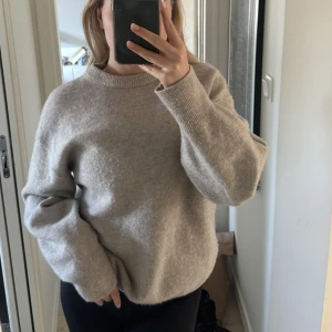 Stickad tröja  - Stickad tröja ifrån Other stories. Storlek S